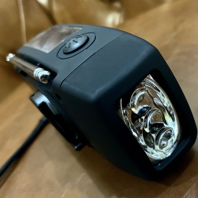 日本原裝東芝TOSHIBA太陽能手搖充電寶三波段收音機強光LED照明戶外應急救援